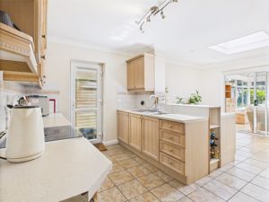 Kitchen breakfast family room - click for photo gallery